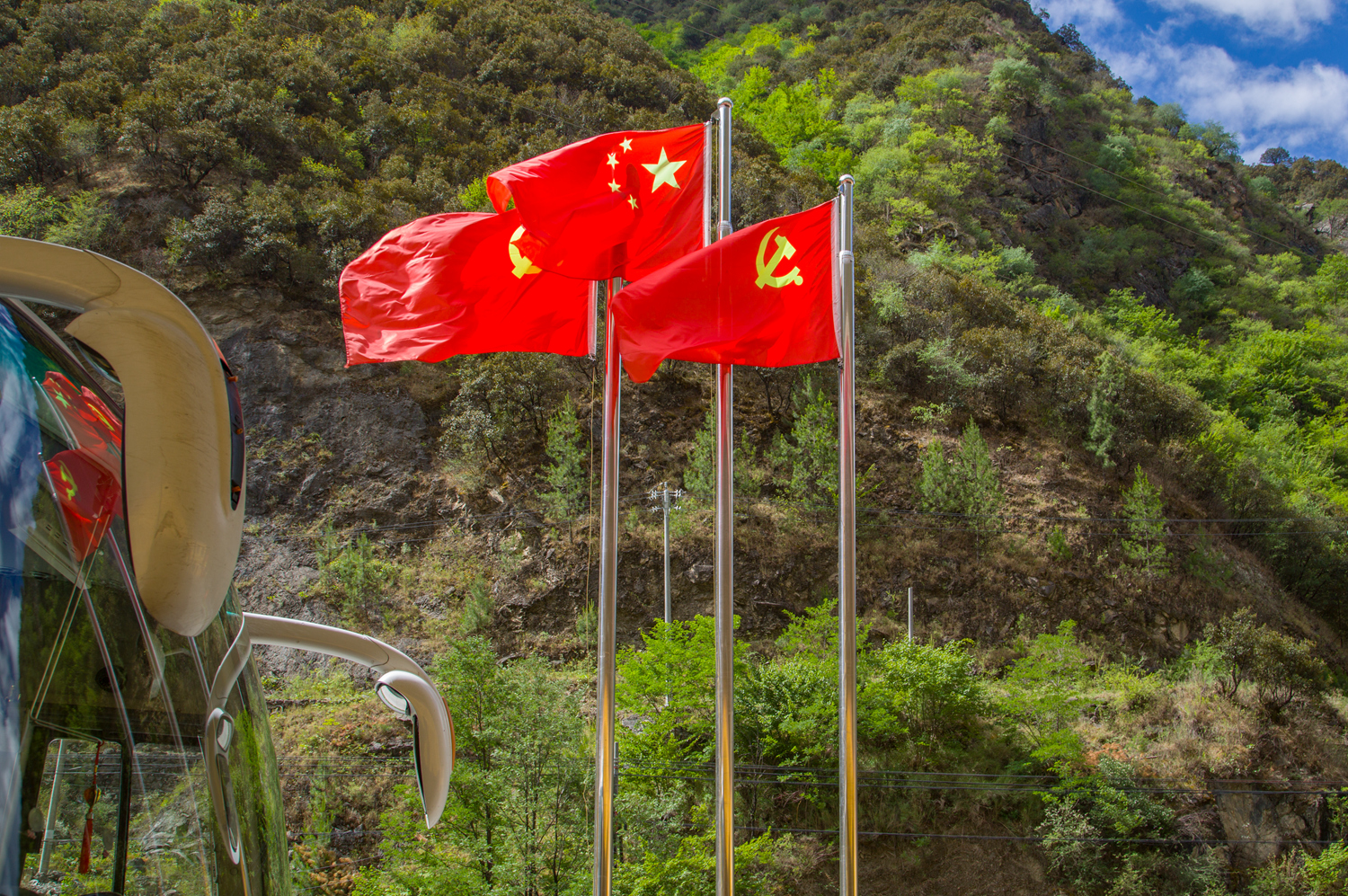 五星红旗在高原上飘扬