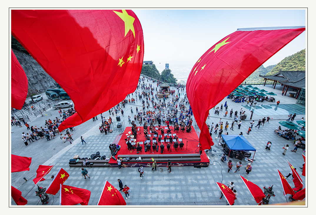 五星红旗高高飘扬