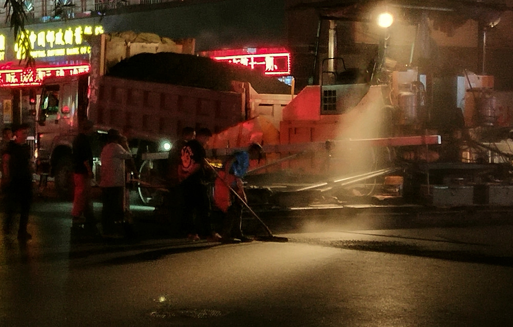 夜间筑路{手机摄}