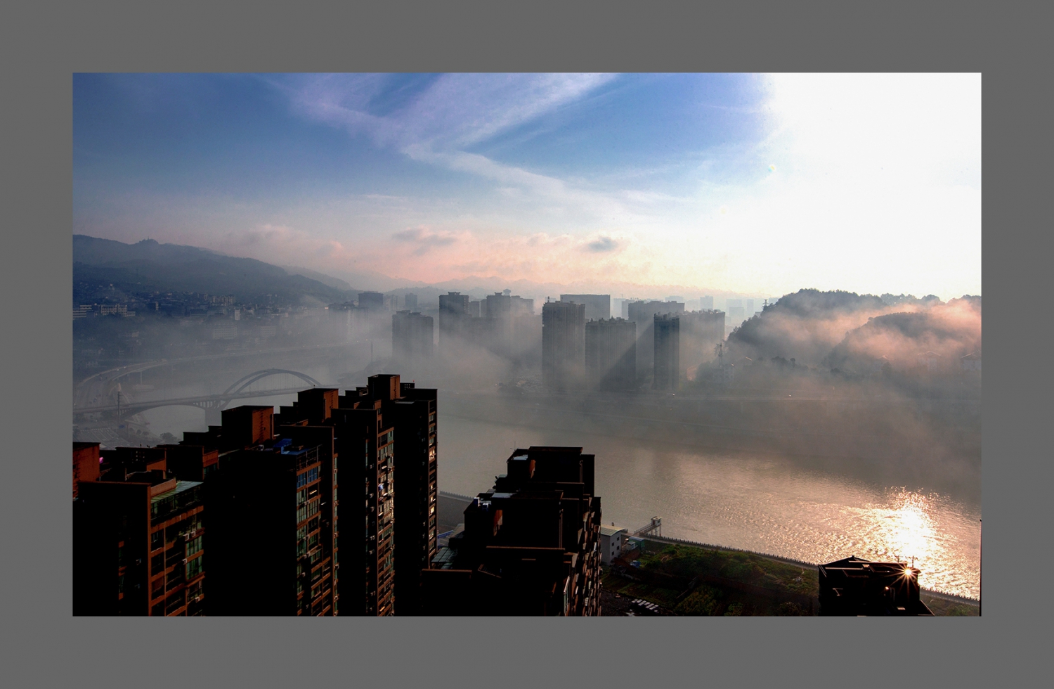 雾满大庸桥