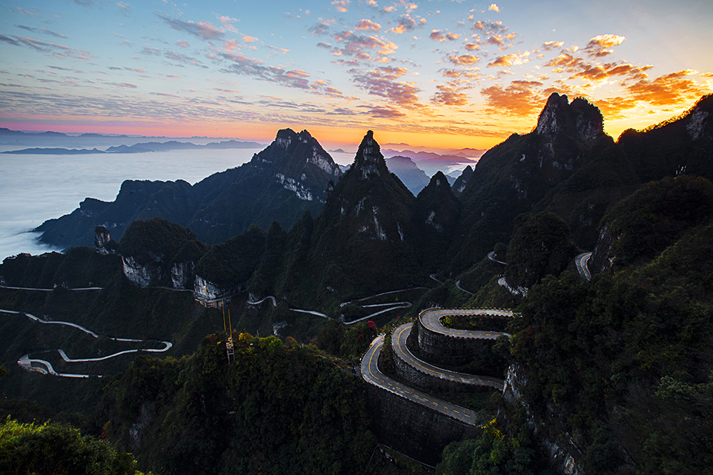 霞光铺洒天门路