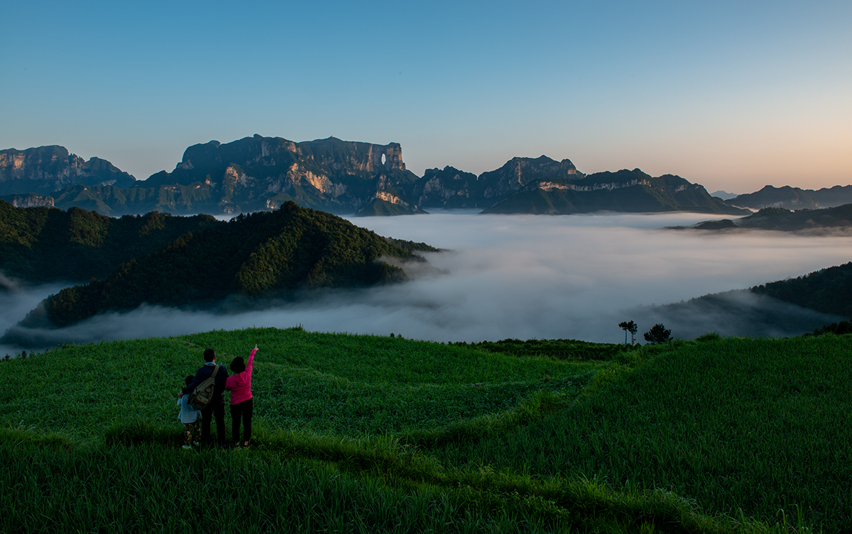 《远眺天门山》