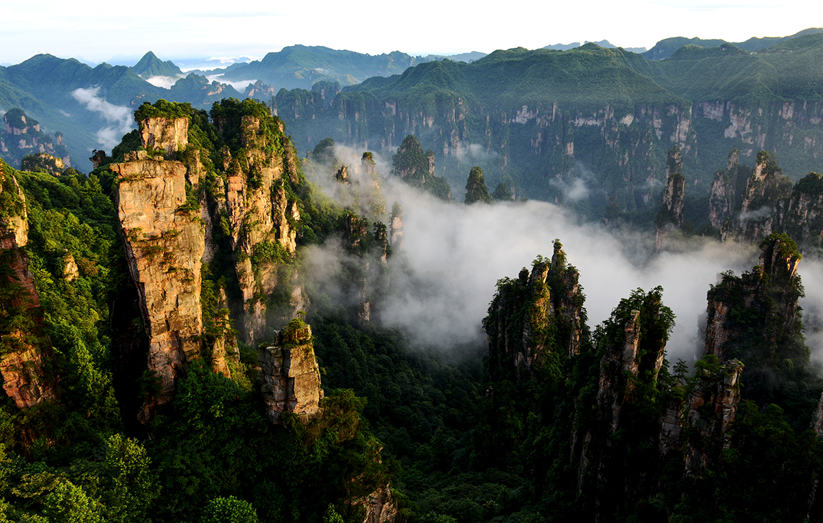 《奇峰耸立》