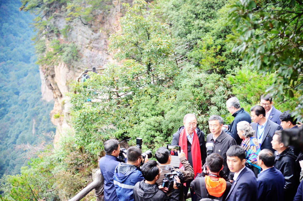 潘基文被游客包围