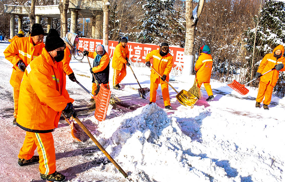 环卫工人清雪忙