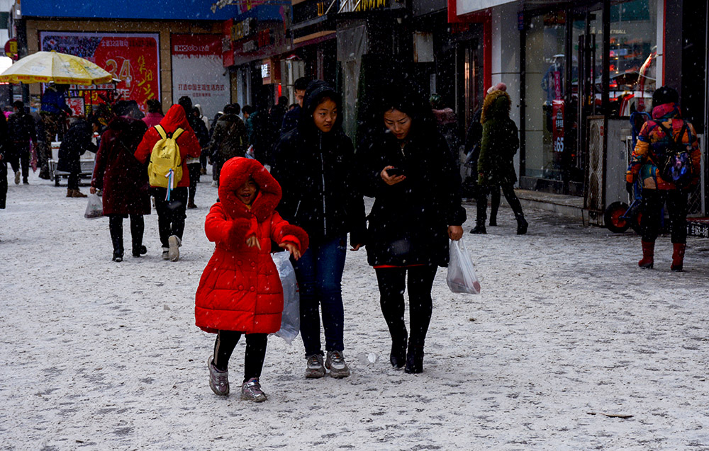 母女三人雪中行