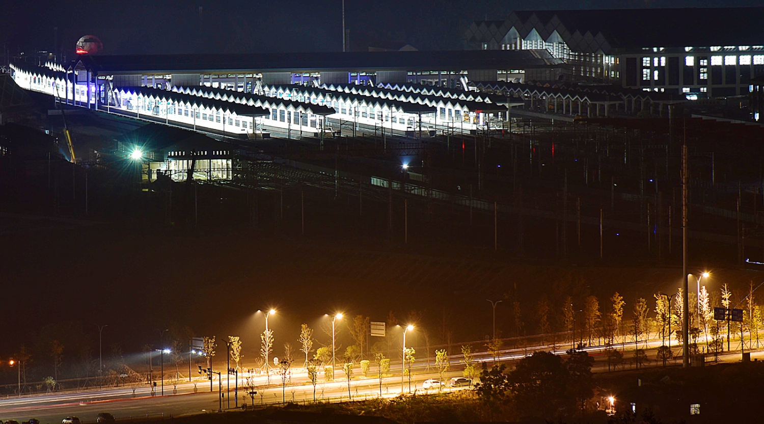 高铁站台夜色