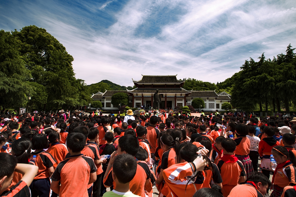 《缅怀革命先烈》