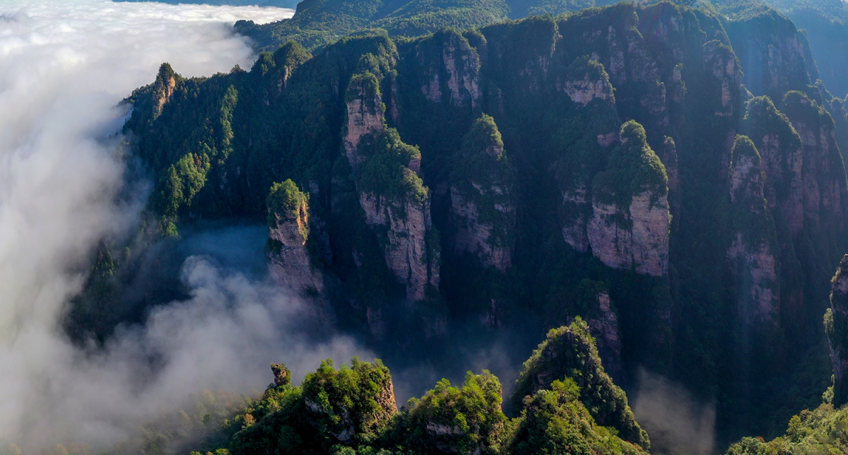 云绕峰峦溪