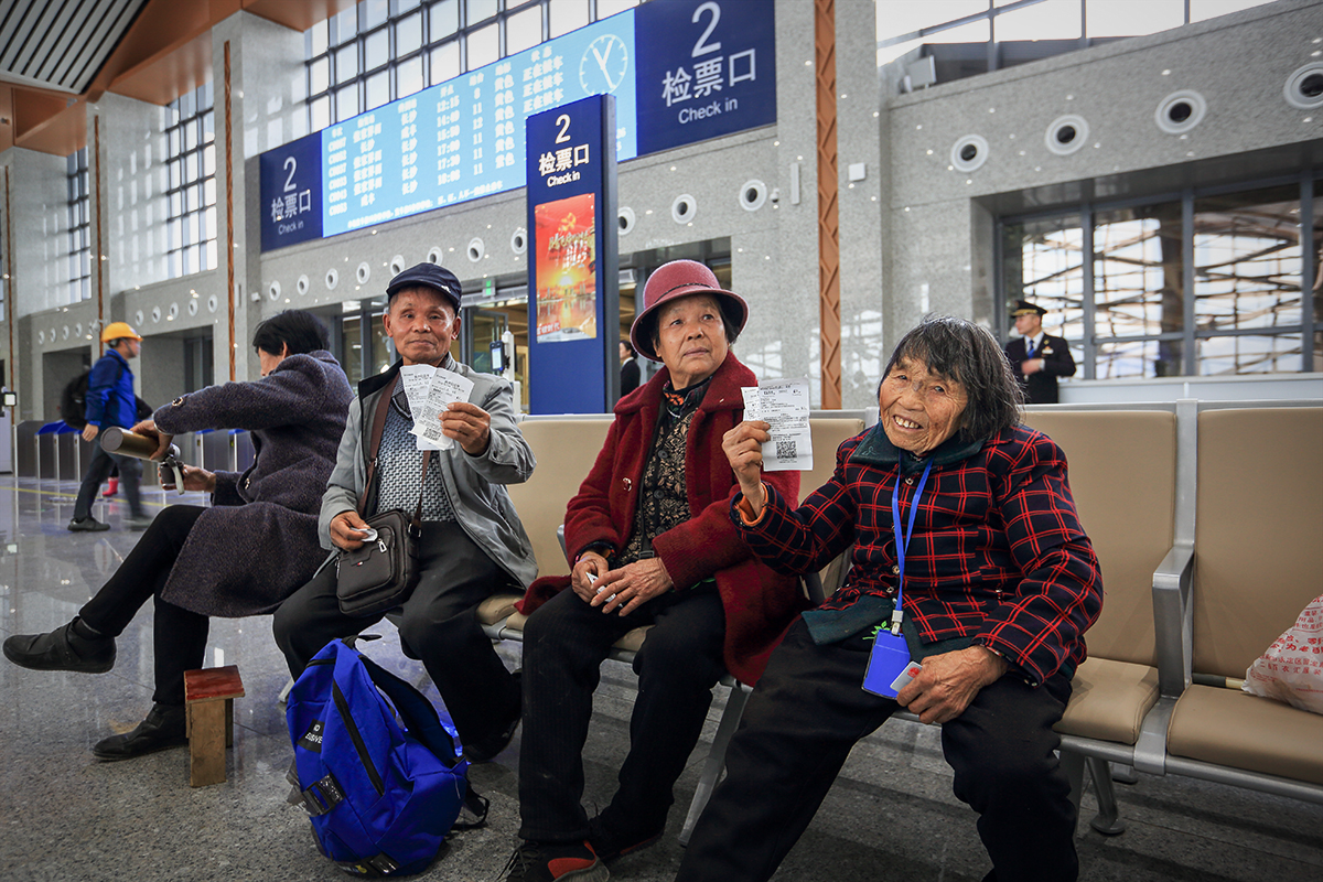 老区百姓喜乘首发高铁