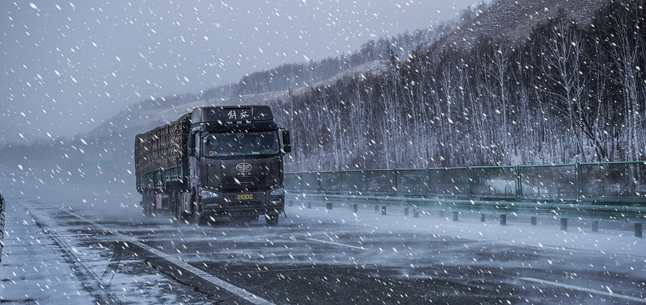 兴安岭[风雪运输线]