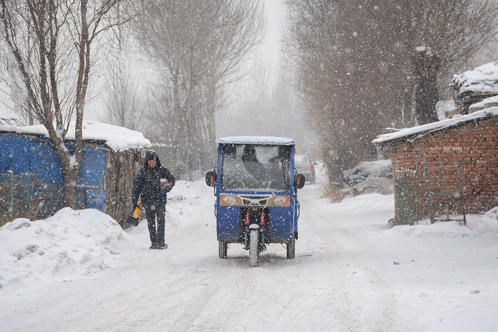 乡村雪中行