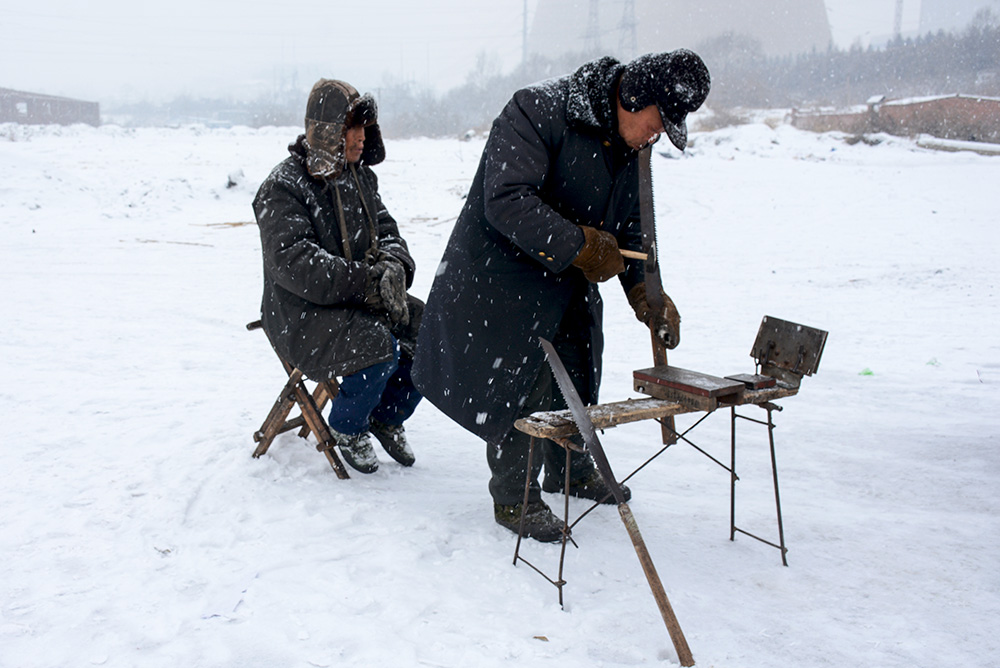 雪中伐锯人