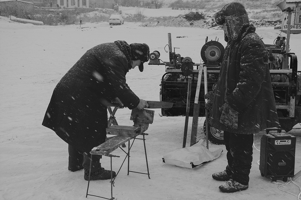 风雪伐锯人