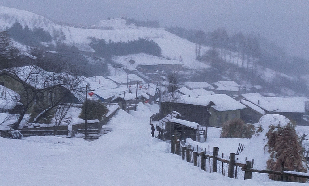 雪中朦胧的小山村