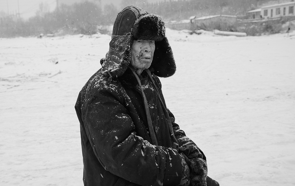 风雪中的村民