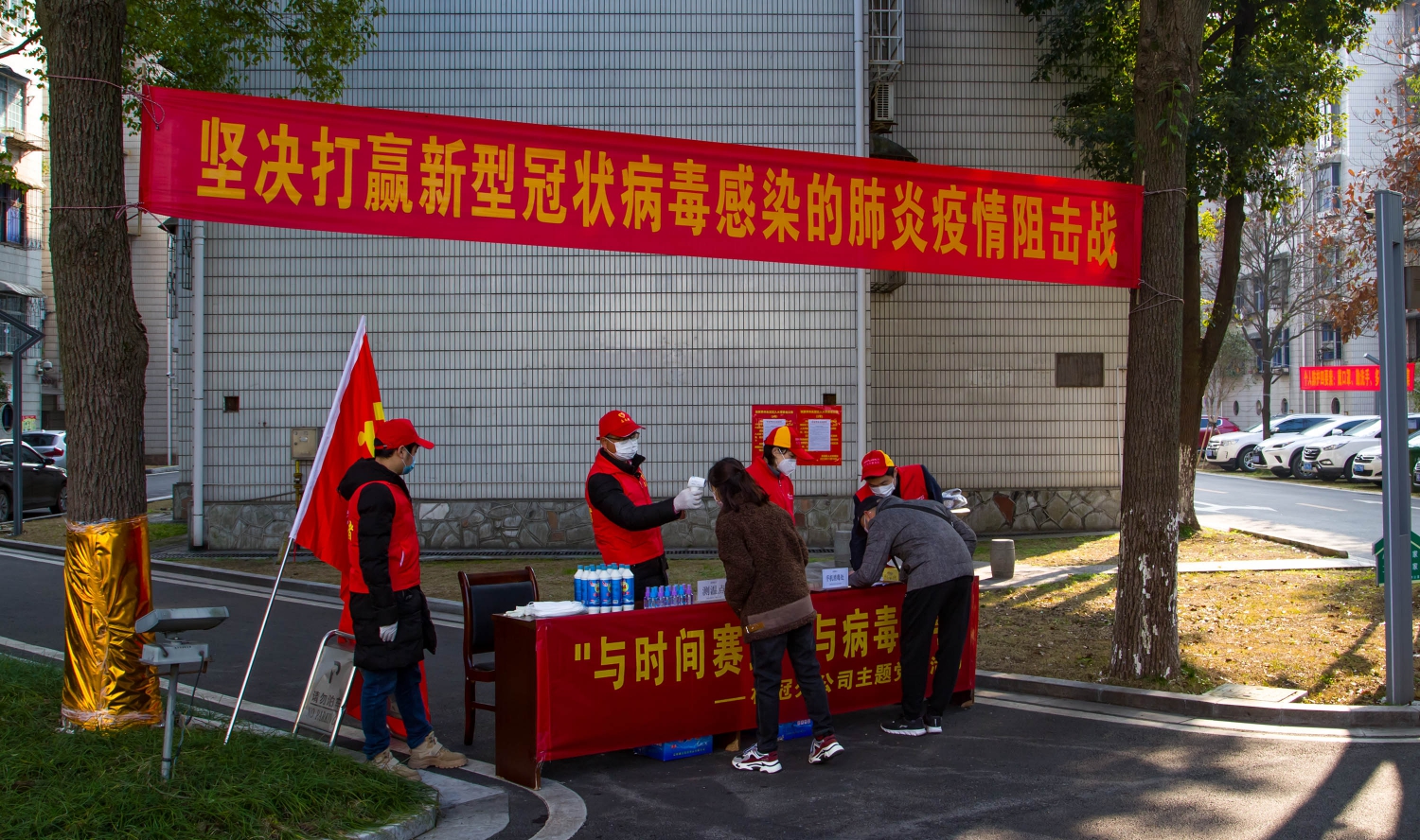 不知道他是谁，但我知道他为了谁！