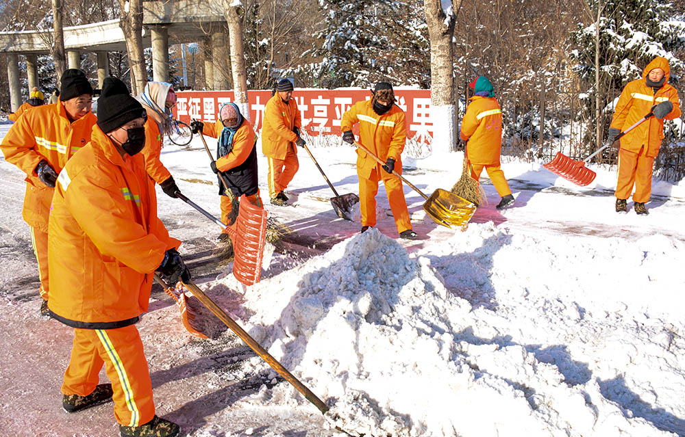 环卫工人清雪忙