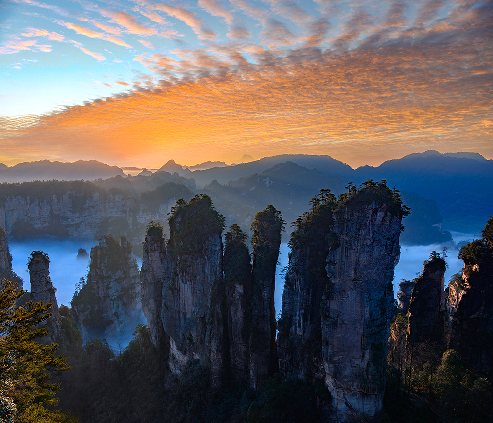 峰林迎朝霞