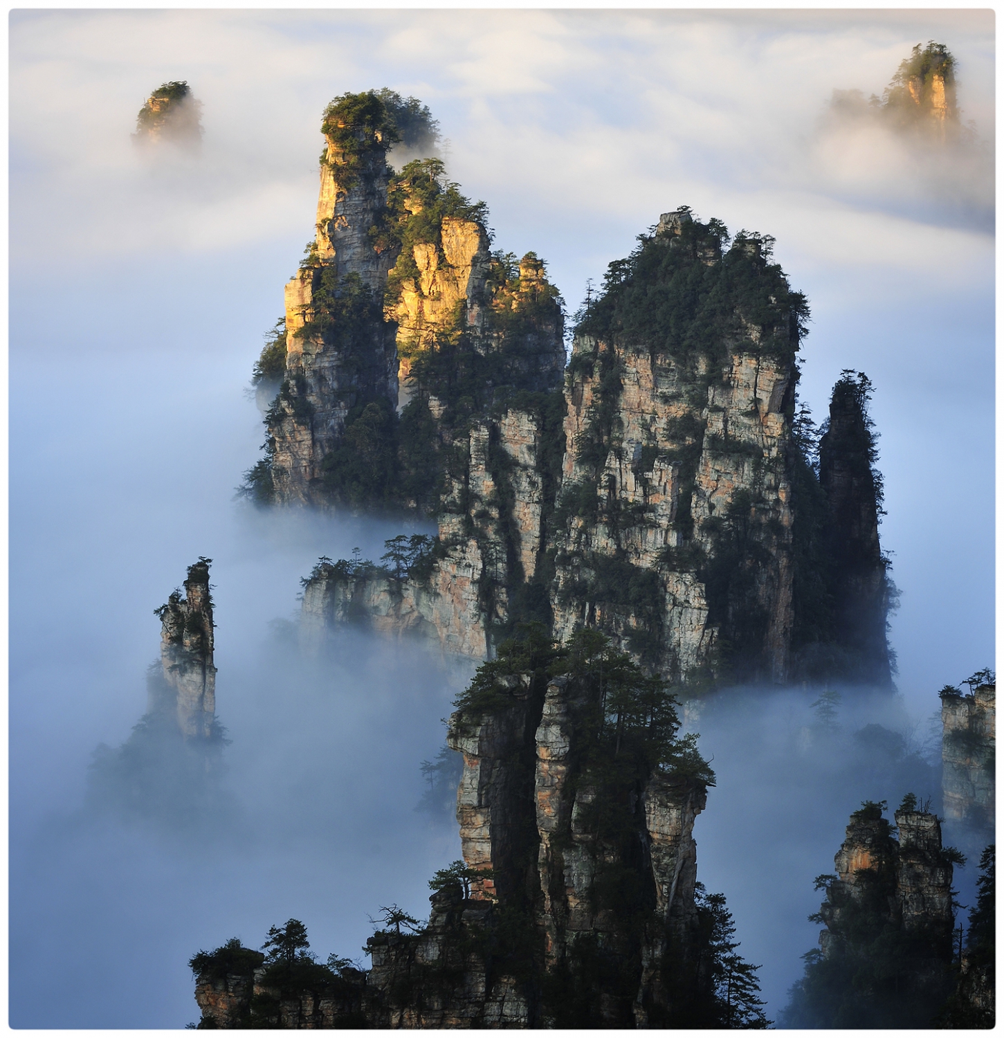 《奇峰耸立》