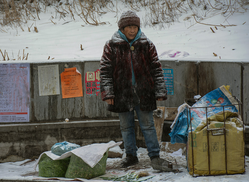 雪中卖青菜的农妇