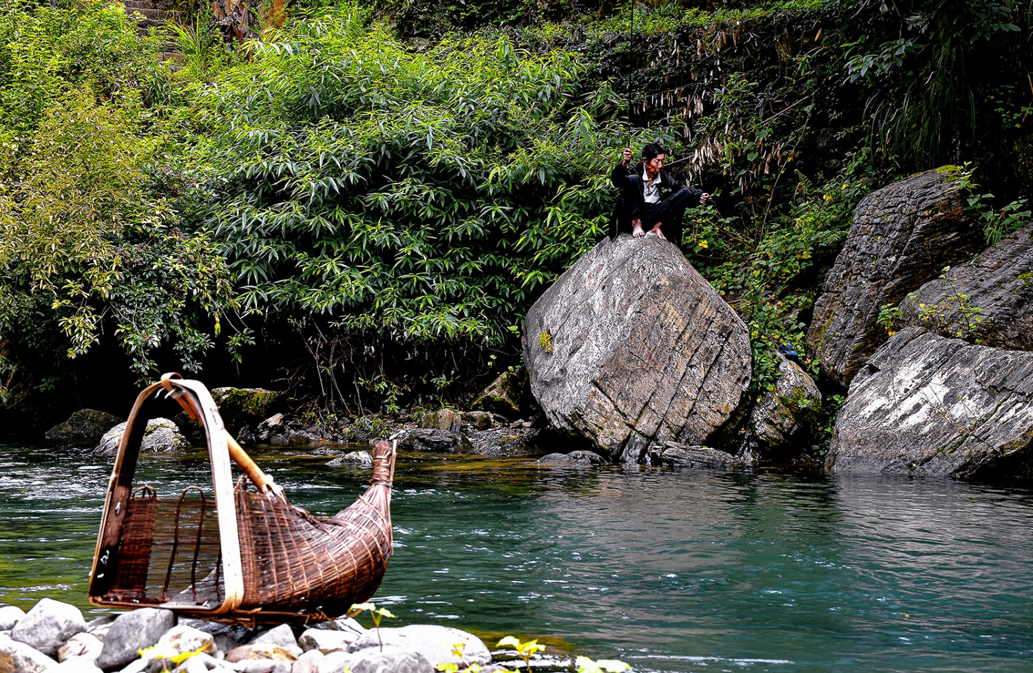 小溪垂钓