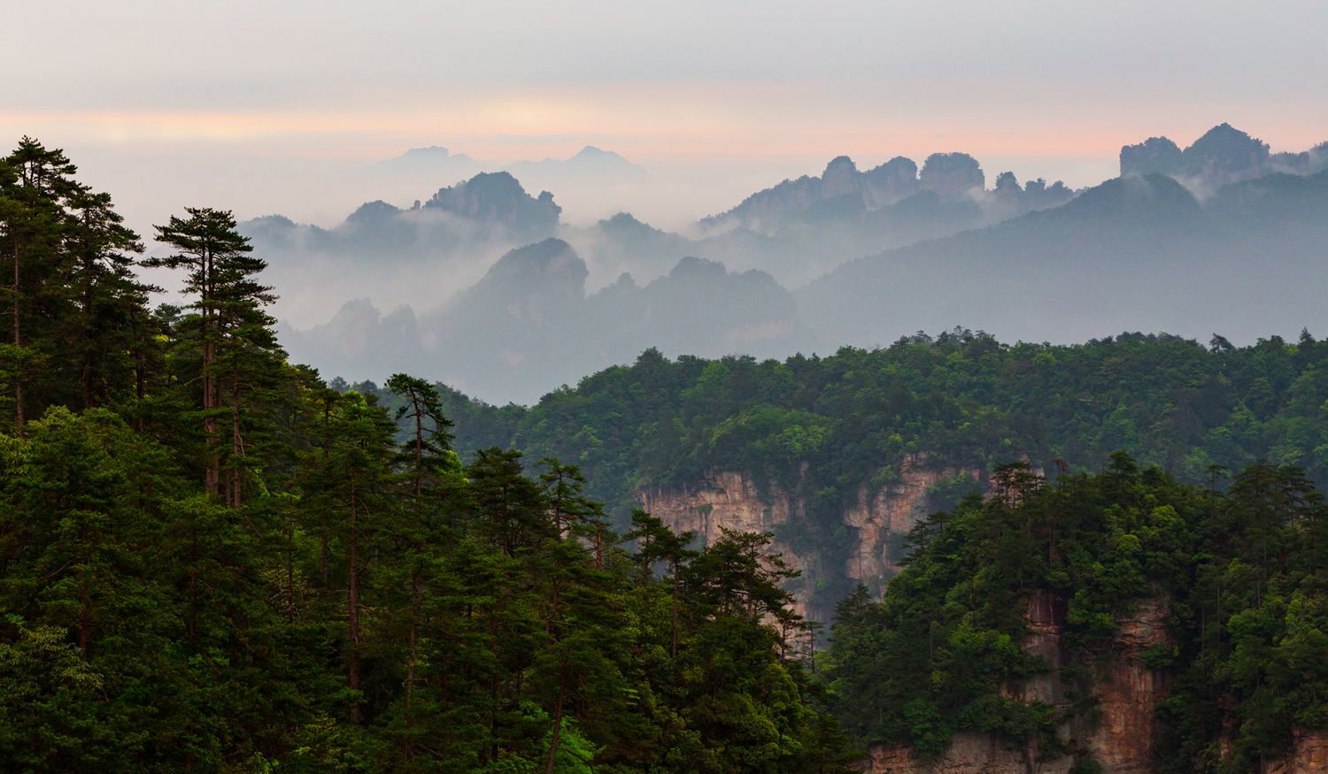 丛山峻岭