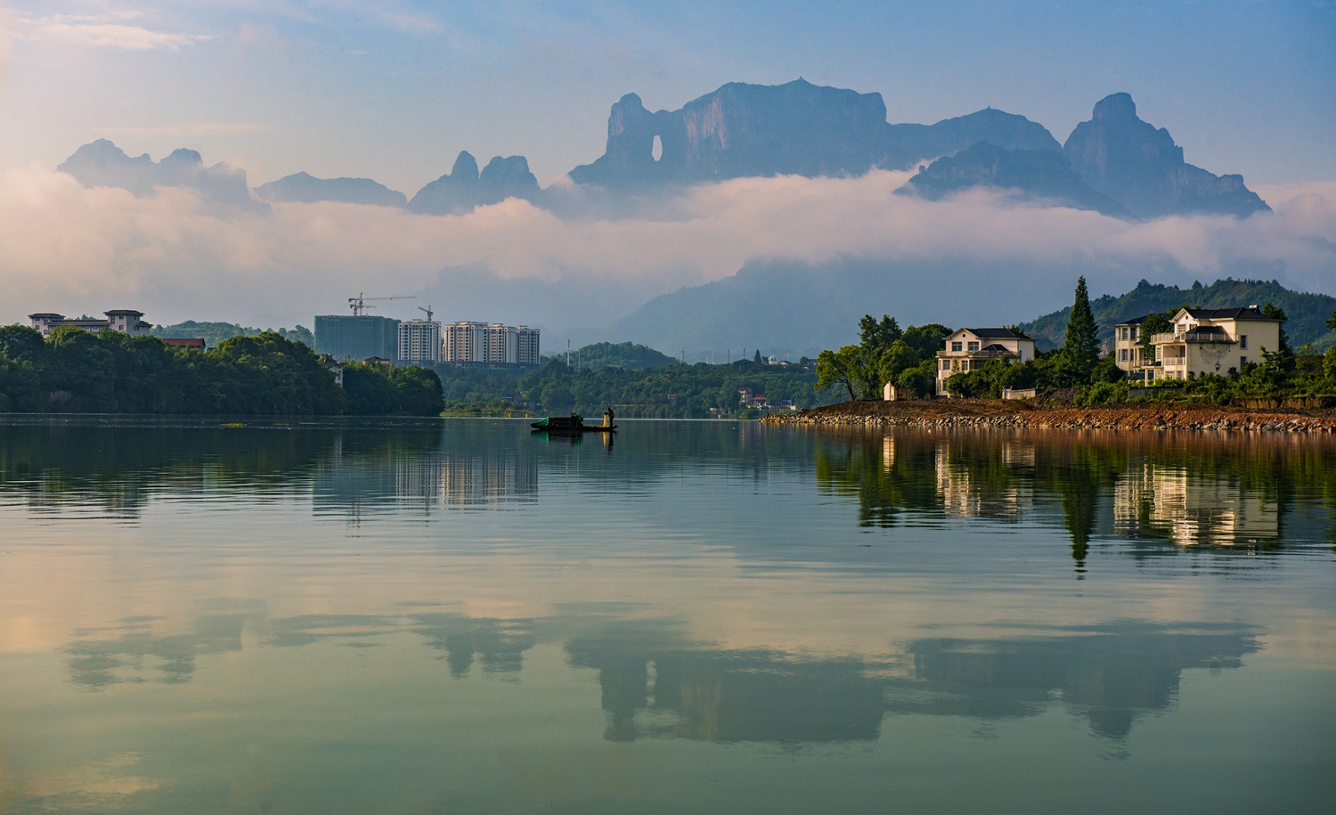 小城 初曦