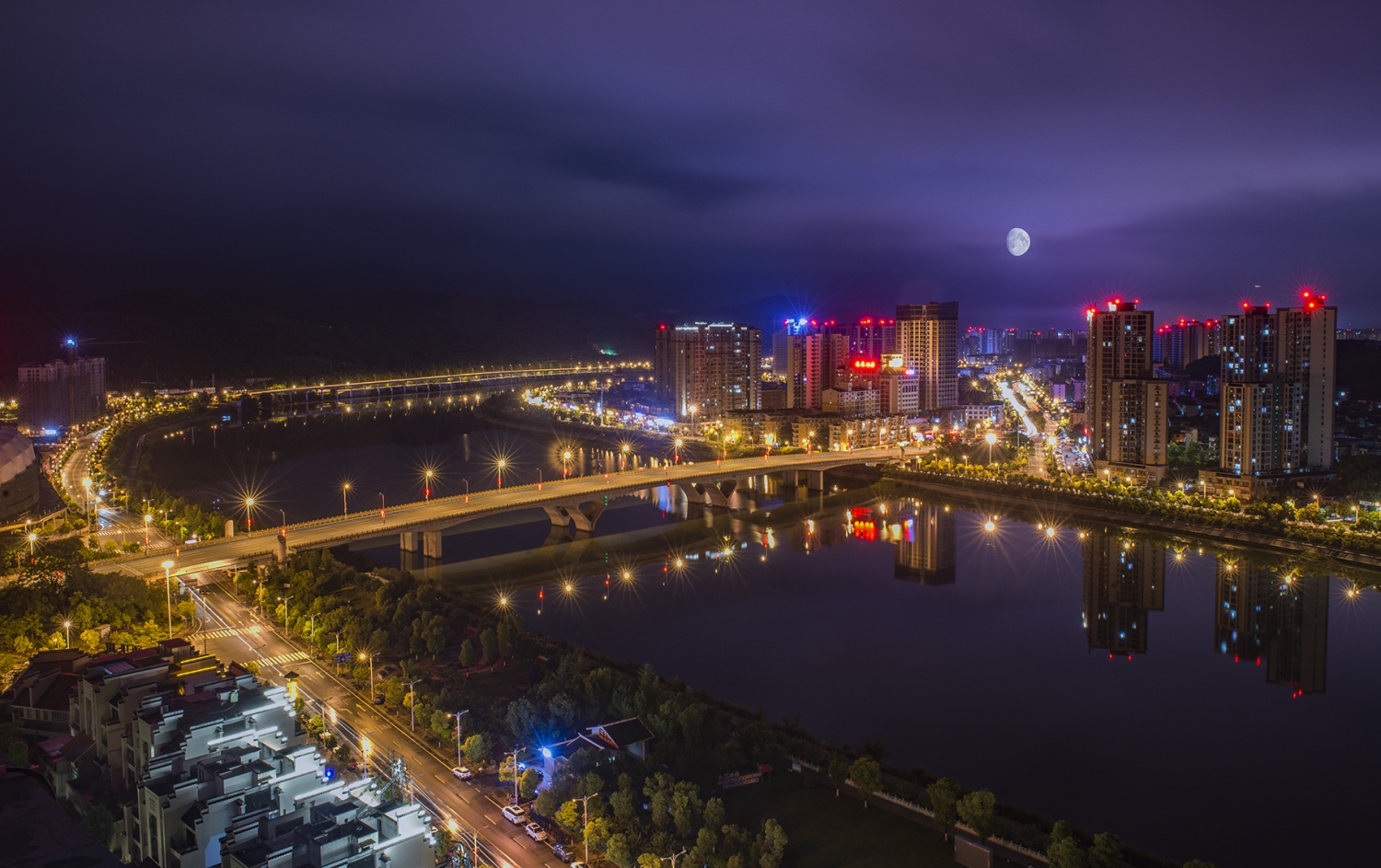 灯火月夜