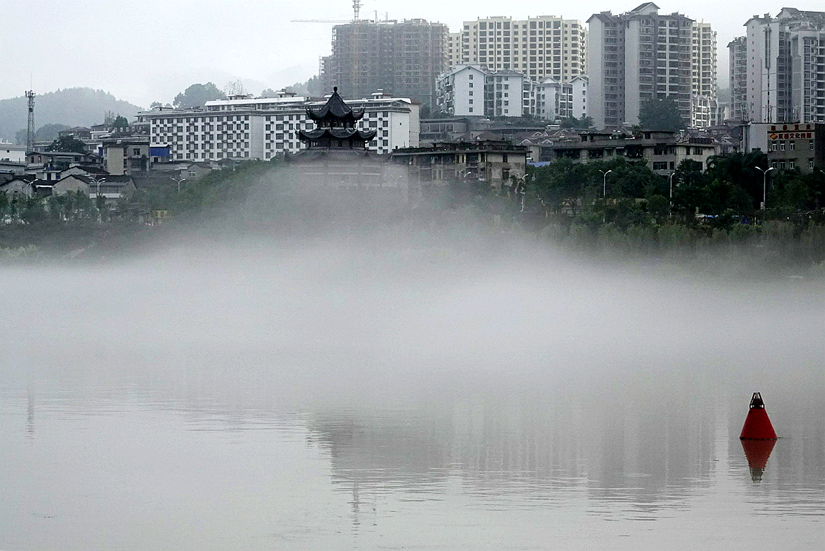雾漫河岸