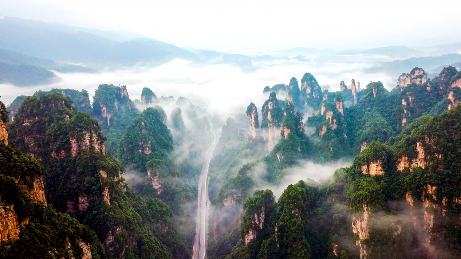 雾绕奇峰
