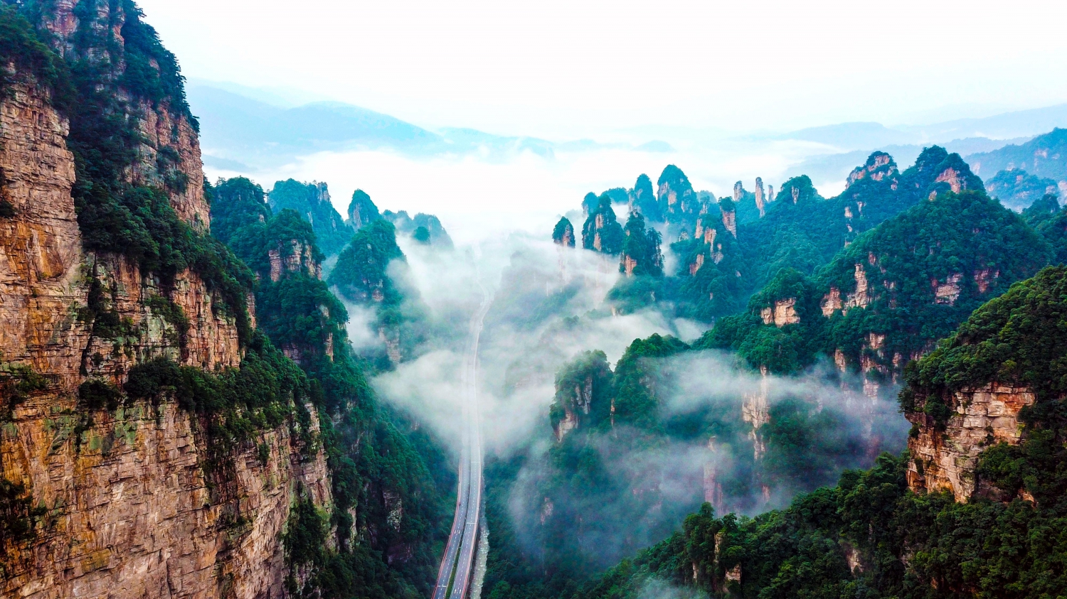 雾绕奇峰