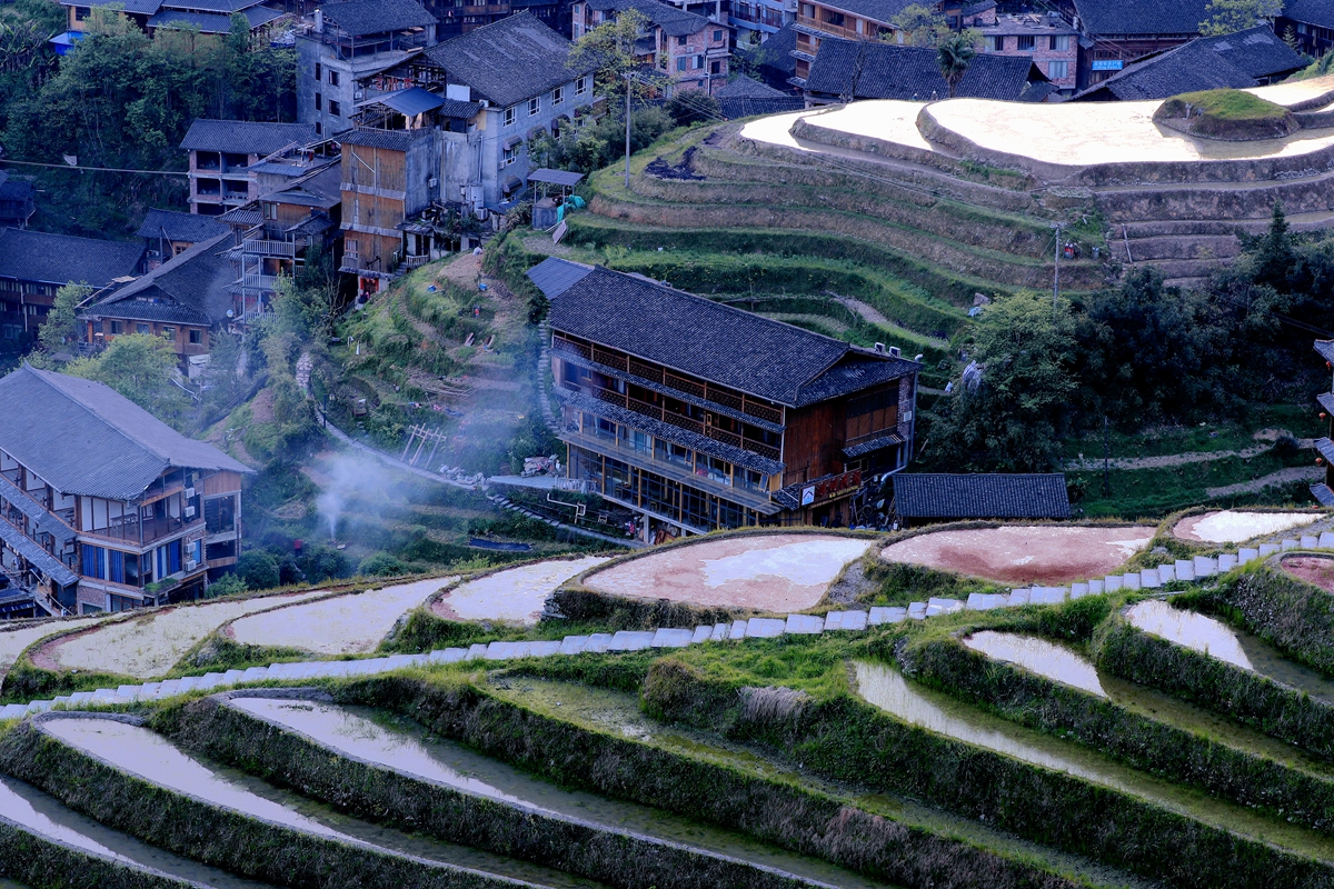 梯田下的山寨