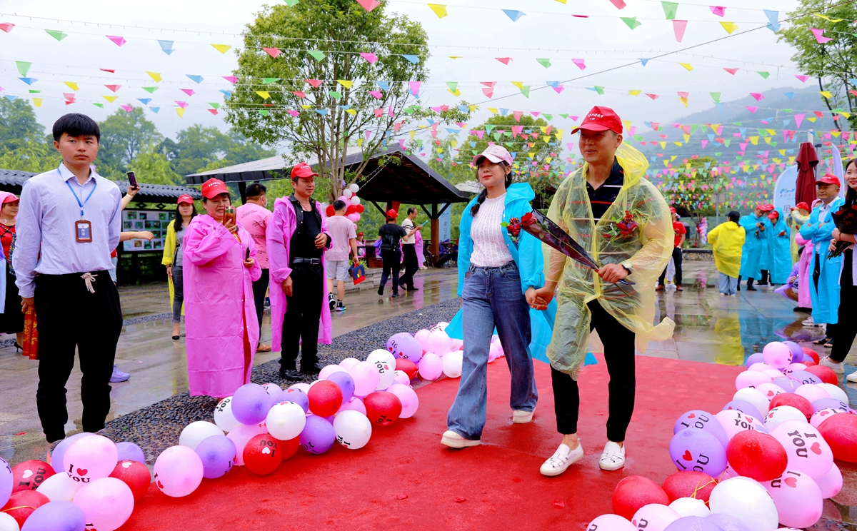 恩爱夫妻登场