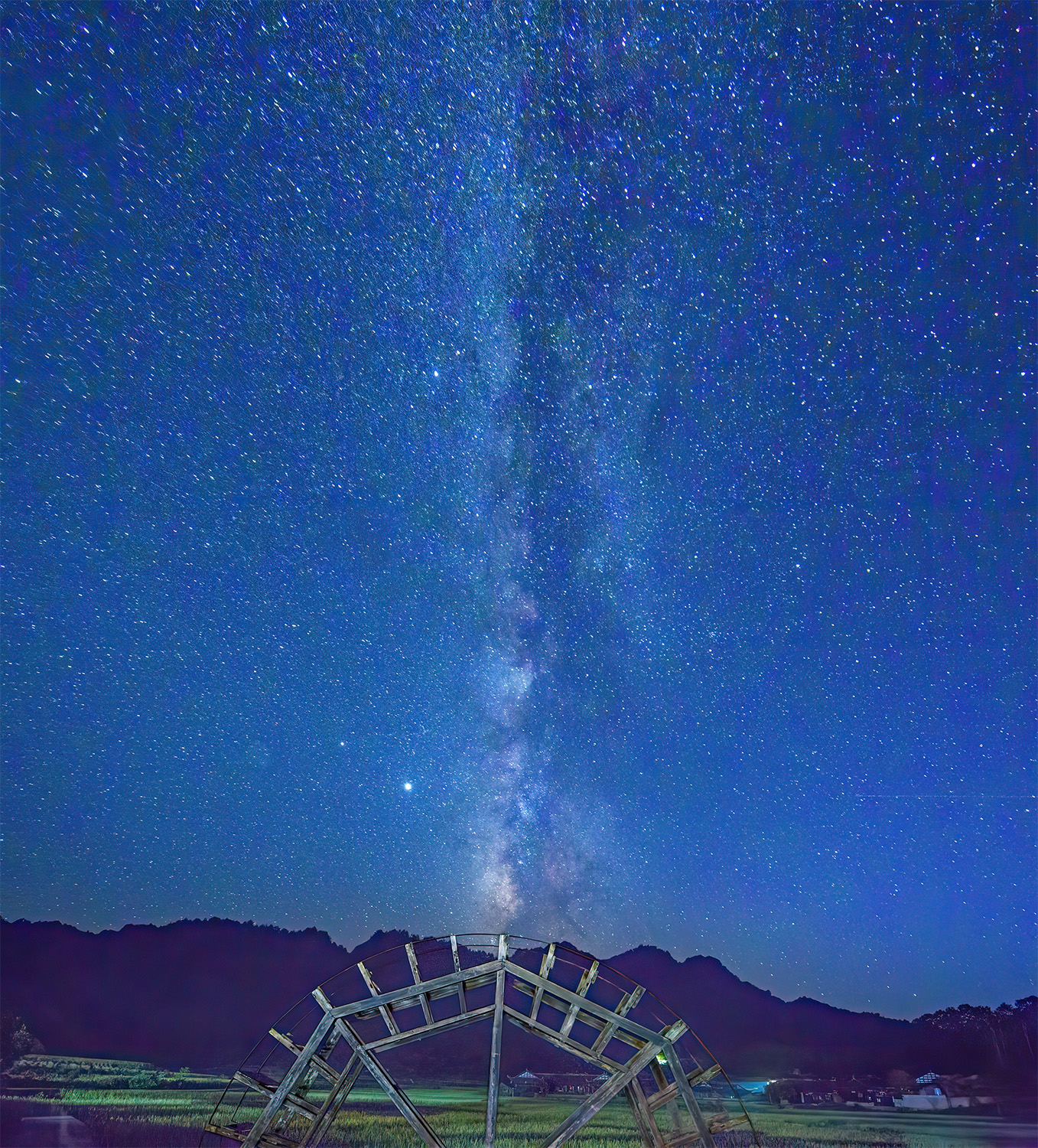 石堰坪的水车伴星云
