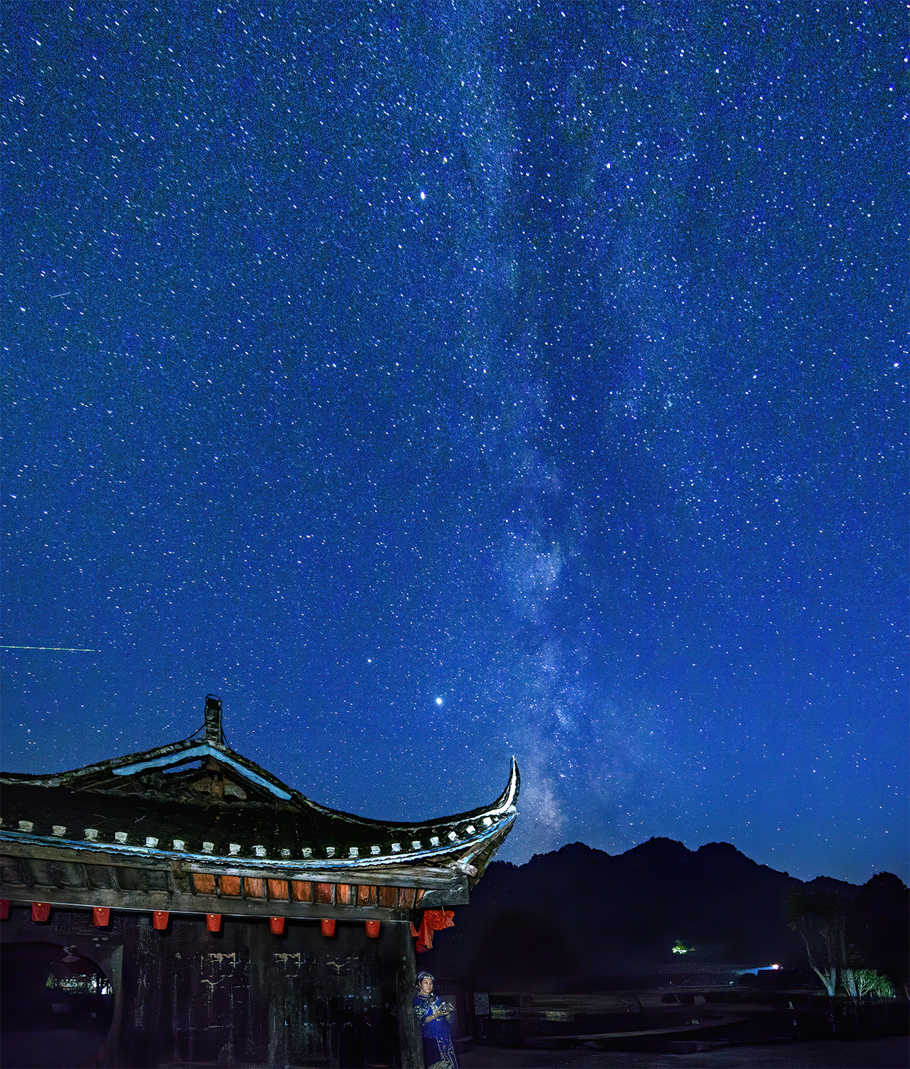 星空下的石堰坪门楼