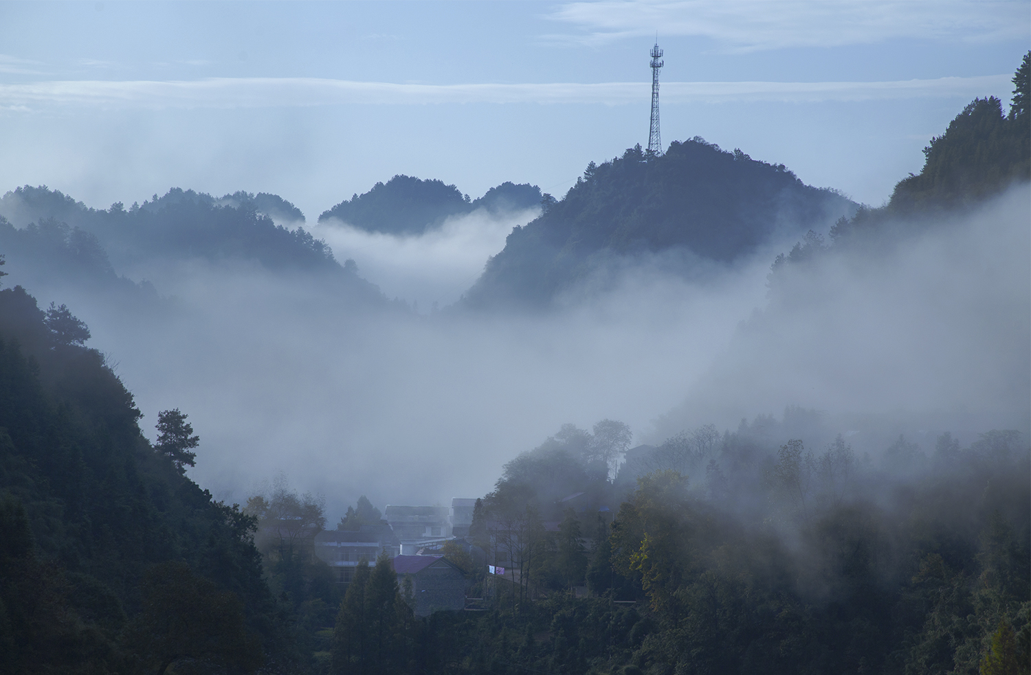 雾锁山村